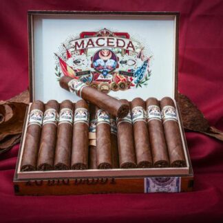 Maceda Big and Bold 660 Rich cigars in a box of 20 cigaes with velvet background.