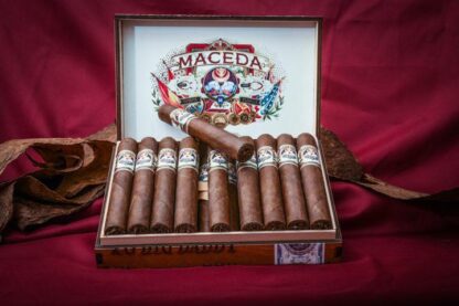 Maceda Big and Bold 660 Rich cigars in a box of 20 cigaes with velvet background.
